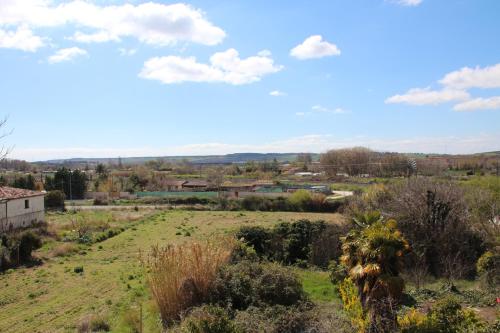 una vista desde la parte superior de un campo en Hospedaje Nuestra Señora de Ujue, en Tafalla