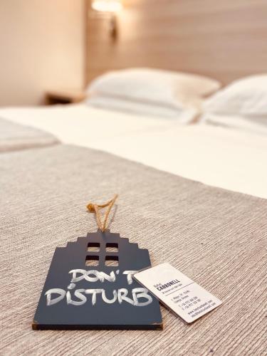 a price tag on a bed with two beds at Hotel Carbonell in Llança
