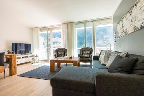 ein Wohnzimmer mit einem Sofa und einem Tisch in der Unterkunft Haus Lothringen by AlpenTravel in Bad Gastein