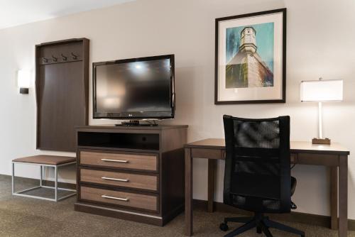 Μια τηλεόραση ή/και κέντρο ψυχαγωγίας στο Holiday Inn Kearney by IHG