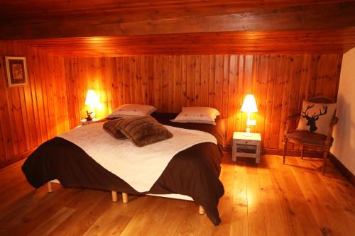 En eller flere senge i et værelse på Chalet Du Friolin