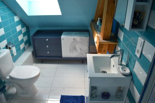 a small bathroom with a toilet and a sink at Les Talents Aiguilles in Breuil-sur-Vesle