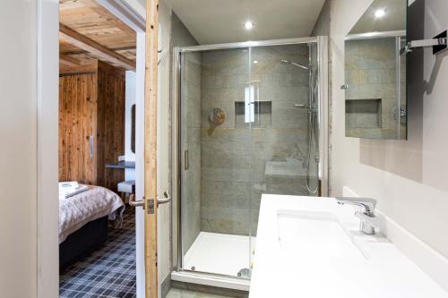 ein Bad mit einer Dusche und einem Waschbecken in der Unterkunft Chalet des Amis- Chamonix All Year in Chamonix-Mont-Blanc