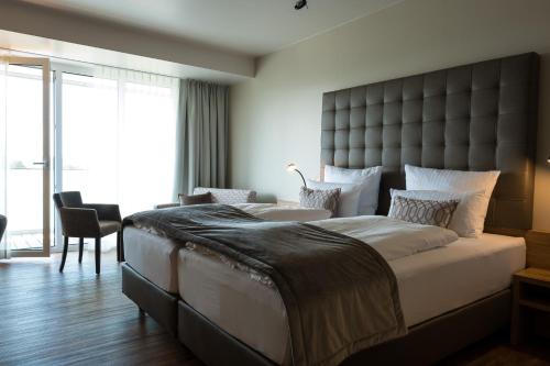 Кровать или кровати в номере Rebhan's Business und Wellness Hotel