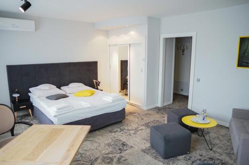 克羅斯諾的住宿－Hotel Nafta Krosno，一间带两张床的卧室和一间客厅