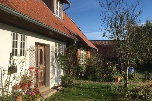 a white house with a red roof at Ferienhof Rauchhaus in Karft