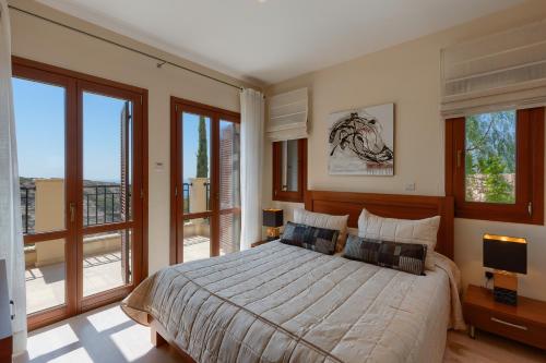 Postel nebo postele na pokoji v ubytování Aphrodite Hills Rentals - Junior Villas