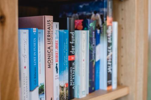 a row of books on a book shelf at Kopeindlgut Apartments in Wals