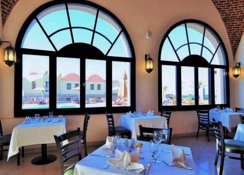 מסעדה או מקום אחר לאכול בו ב-Rohanou Beach Resort