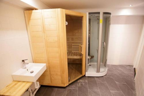a bathroom with a shower and a sink at Villa-am Wasser- Wellness-NationaalPark- in Earnewâld