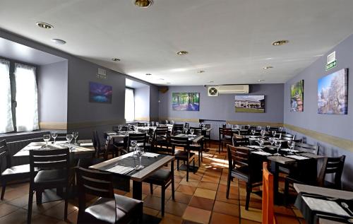 a dining room filled with tables and chairs at CASA SABINA in Roncesvalles