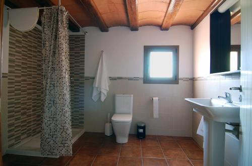 ein Bad mit einem WC und einem Waschbecken in der Unterkunft Ca lHorténsia in Rourell