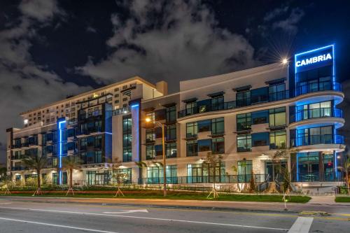 un bâtiment avec un panneau bleu sur son côté dans l'établissement Cambria Hotel Fort Lauderdale Beach, à Fort Lauderdale