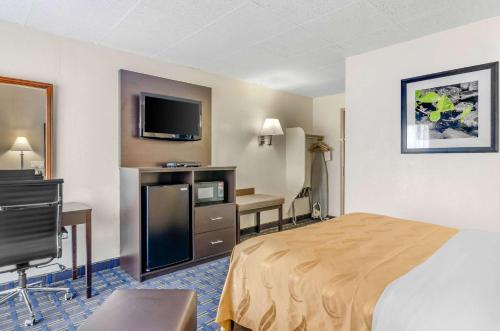 Μια τηλεόραση ή/και κέντρο ψυχαγωγίας στο Quality Inn Waynesboro - Skyline Drive