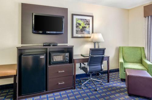 Μια τηλεόραση ή/και κέντρο ψυχαγωγίας στο Quality Inn Waynesboro - Skyline Drive