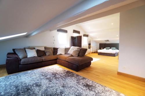 a living room with a couch and a bed at Airial de Tourteau Chollet in Arbanats