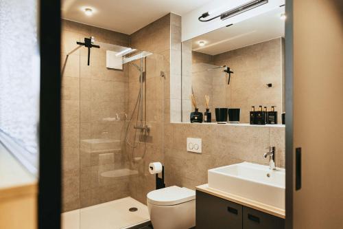a bathroom with a shower and a toilet and a sink at mein-schlafplatz - Leben - Arbeiten - Wohnen in Heidenheim