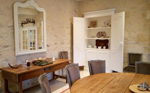 une salle à manger avec une table et des chaises en bois dans l'établissement Airial de Tourteau Chollet, à Arbanats