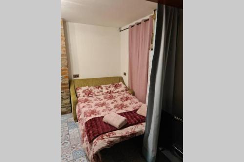ein kleines Schlafzimmer mit einem Bett und einem TV in der Unterkunft Apartment near Brecon Beacons and Bike Park Wales in Bedlinog