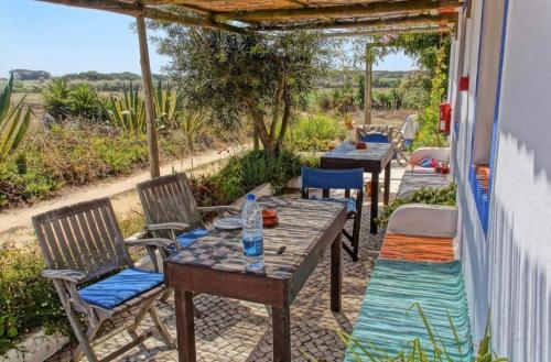 una mesa y sillas en un patio con vistas en Monte Da Moita Nova, en Cavaleiro