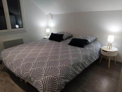 Jolie maison en tuffeau dans le centre de Saumur tesisinde bir odada yatak veya yataklar