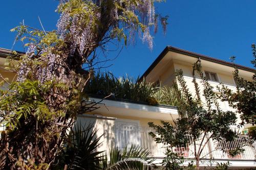 a white house with plants on top of it at JR Resort Logos Forte dei Marmi in Forte dei Marmi