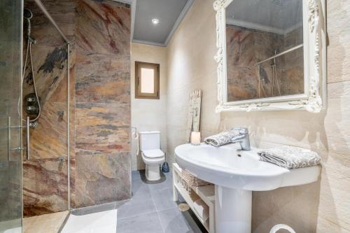 un baño con lavabo y ducha en Ca Na Kika, en Alcudia