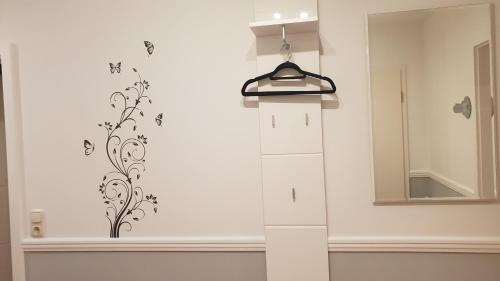 Zimmer mit einer Wand mit einem Regal und einem Spiegel in der Unterkunft Ferienwohnungen Eisenbarth in Schneverdingen