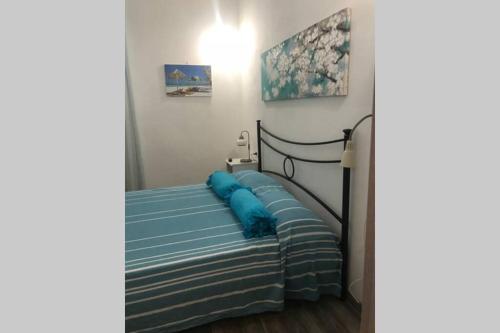 - une chambre avec un lit doté d'oreillers bleus dans l'établissement Green Park, à Silvi Paese