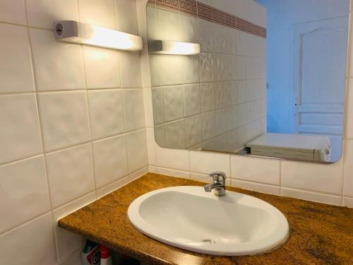 une salle de bain avec un lavabo et un miroir dans l'établissement Mirabeau Studio, à Aix-en-Provence