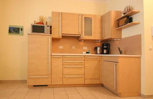 Duenenschloss-Haus-1-Wohnung-14-230にあるキッチンまたは簡易キッチン