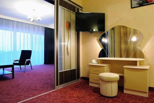 Habitación de hotel con escritorio y silla en Hotel Aquarius Restaurant Wellness Spa, en Ciechocinek