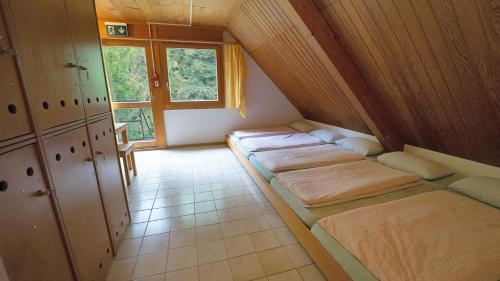 Giường trong phòng chung tại Delémont Youth Hostel