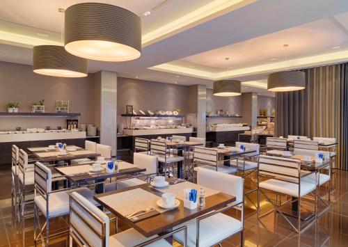 En restaurant eller et andet spisested på H10 Ku'Damm Lofts