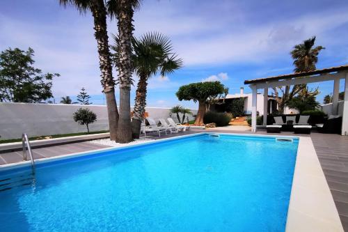 สระว่ายน้ำที่อยู่ใกล้ ๆ หรือใน Villa Barbera - Xenia Sicily Villas