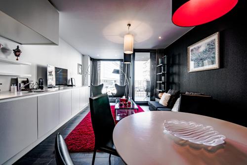 uma cozinha e sala de jantar com mesa e cadeiras em Sealinda em Oostende