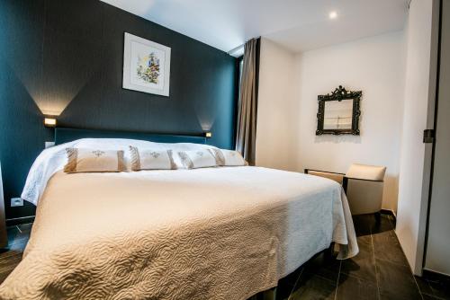 um quarto com uma cama grande e uma parede azul em Sealinda em Oostende
