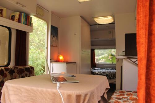 ein Laptop auf einem Tisch in einem Wohnwagen in der Unterkunft Soulpath in Sint-Katelijne-Waver