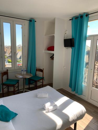 Tempat tidur dalam kamar di Hotel Le Cosy Riva Bella