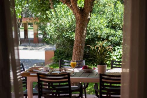 מסעדה או מקום אחר לאכול בו ב-Villas y apartamentos Costa Brava
