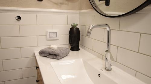 Ένα μπάνιο στο Cute & Cozy House in Zichron Yaakov