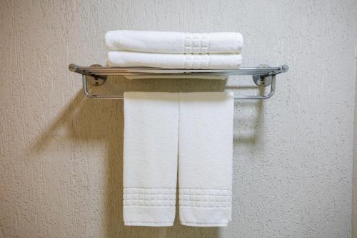 a group of towels on a towel rack in a bathroom at Viale Tower Hotel in Foz do Iguaçu