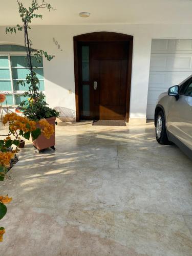 a car parked in front of a house with a door at Apartaestudio amplio in Barranquilla