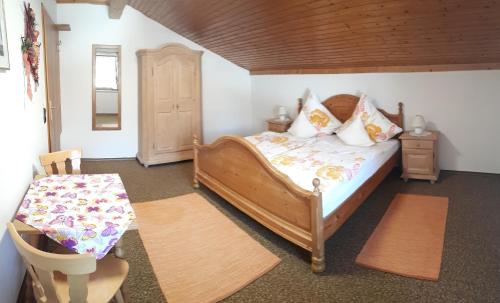 Ένα ή περισσότερα κρεβάτια σε δωμάτιο στο Ferienwohnung Rutz inkl. Chiemgaukarte