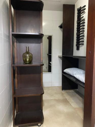 a room with shelves with a bed and a mirror at Apartaestudio amplio in Barranquilla