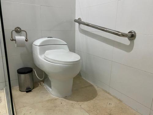 a bathroom with a white toilet in a stall at Apartaestudio amplio in Barranquilla