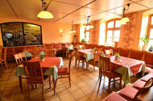 HildersにあるLandhotel Hohmannの部屋にテーブルと椅子があるレストラン