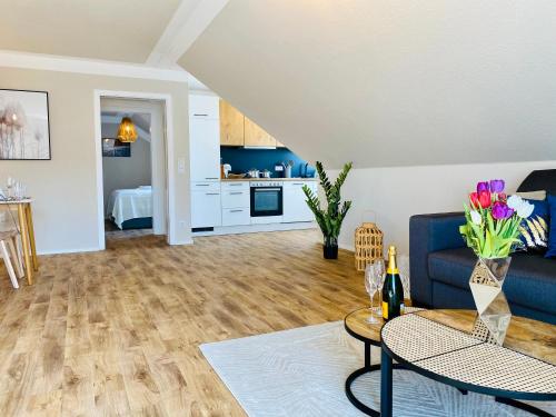 a living room with a couch and a table at Ferien-Apartment Riedperle - mit priv Strandzugang in Friedrichshafen