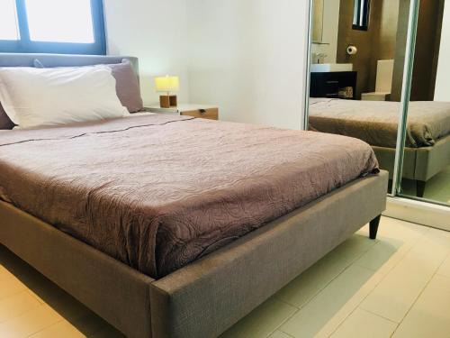 מיטה או מיטות בחדר ב-Gambia Seafront Central