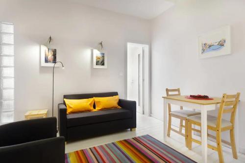 - un salon avec un canapé et une table dans l'établissement O´Porto Outeiro Flat, à Porto